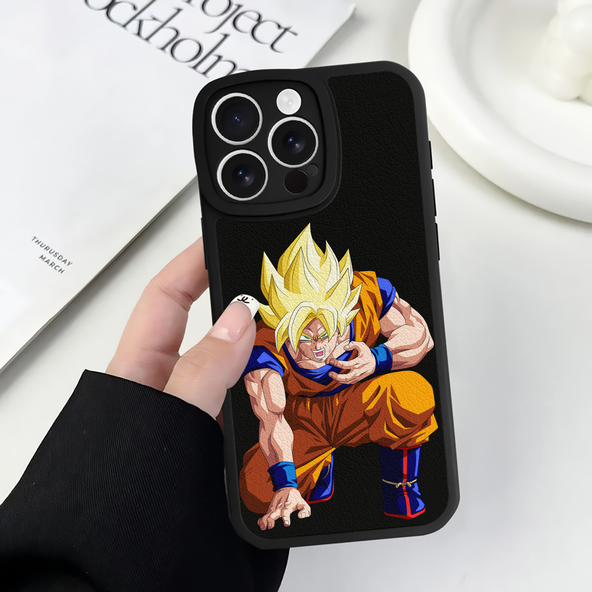 （画像用） ドラゴンボール 孫悟空（そん ごくう）Son Goku カカロット DRAGON BALL Kakarotto 【iPhone 16シリーズ対応】シリコンスマホケース（レザー調） 材質：シリコン